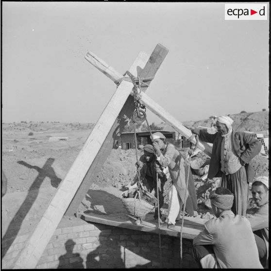 Construction d'un pont au centre de regroupement de Sidi Naâmane.