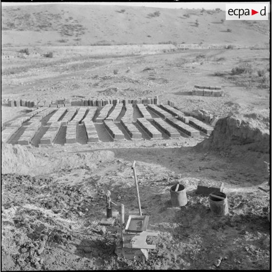 Vue d'ensemble de la fabrique de parpaings du centre de regroupement de Sidi Naâmane.