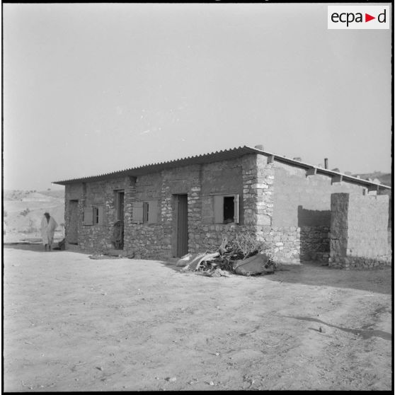 Vue d'une maison du centre de regroupement de Sidi Naâmane.