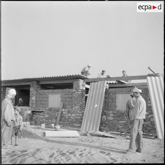 Construction d'un nouveau logis au centre de regroupement de Sidi Naâmane.
