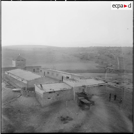 Vue aérienne du poste de sécurité du centre de regroupement de Sidi Naâmane.