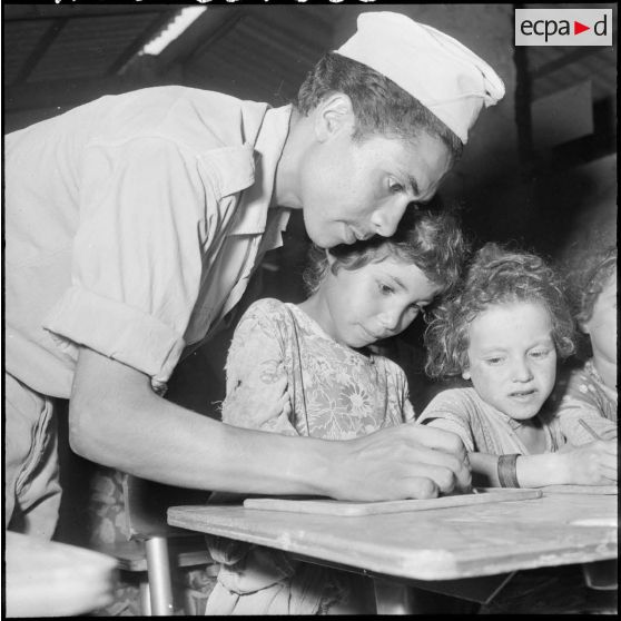 Portrait d'un jeune moniteur qui enseigne l'écriture aux enfants du centre de regroupement de Sidi Naâmane.