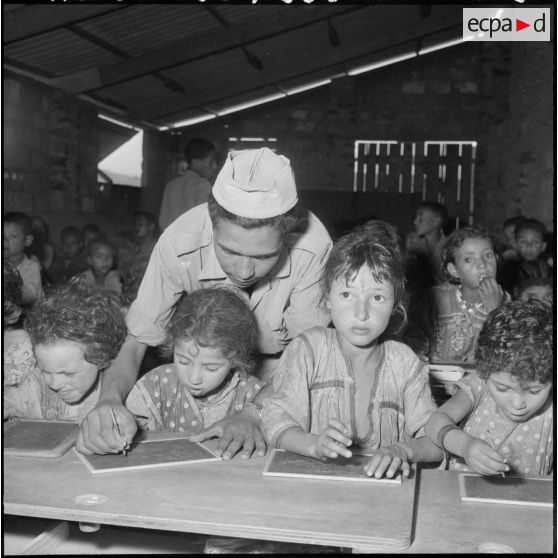 Portrait d'un jeune moniteur qui enseigne l'écriture aux enfants du centre de regroupement de Sidi Naâmane.
