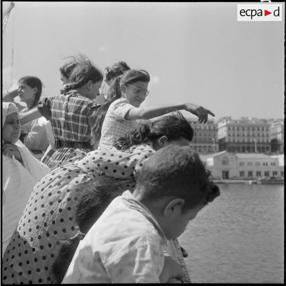 Visite de la baie d'Alger en bateau : portrait d'un groupe des jeunes filles de l'école professionnelle de Miliana.