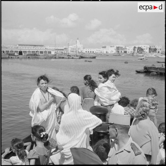 Visite de la baie d'Alger en bateau : portrait d'un groupe de jeunes filles de l'école professionnelle de Miliana.
