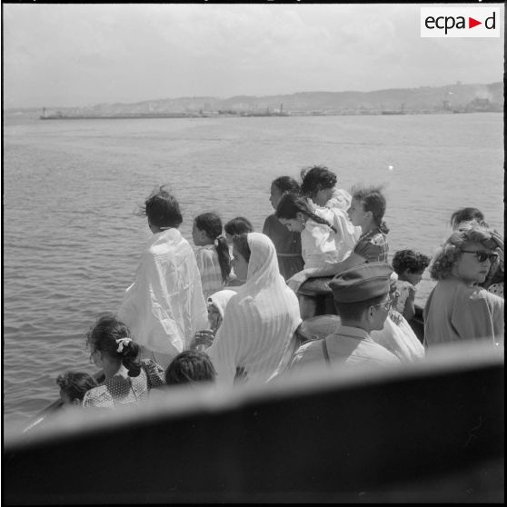 Visite de la baie d'Alger en bateau : portrait d'un groupe de jeunes filles de l'école professionnelle de Miliana.