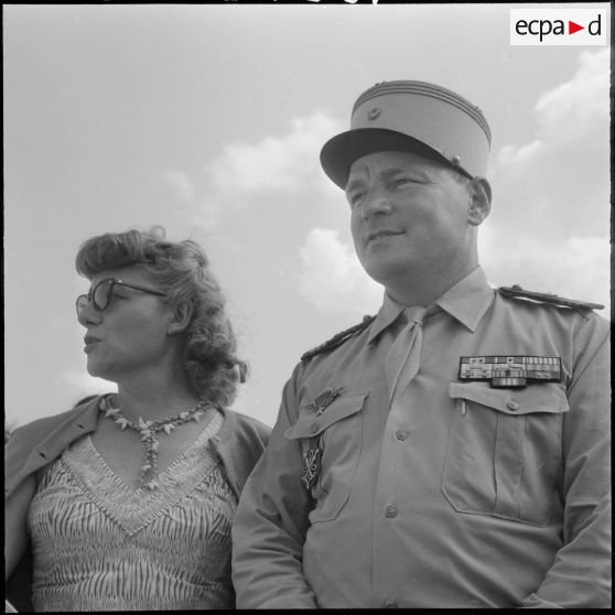 Portrait du capitaine Ganguillot, commandant la Section administrative spécialisée (SAS) de Miliana, aux côtés de son épouse.
