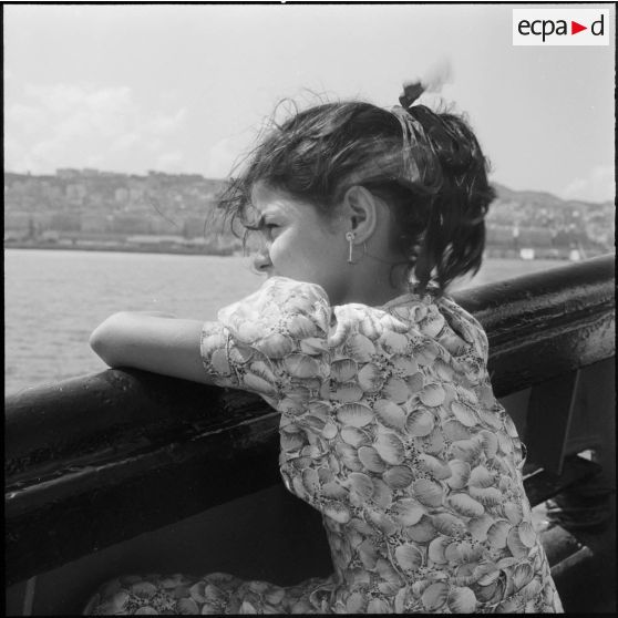 Visite de la baie d'Alger en bateau : portrait d'une jeune fille de l'école professionnelle de Miliana.