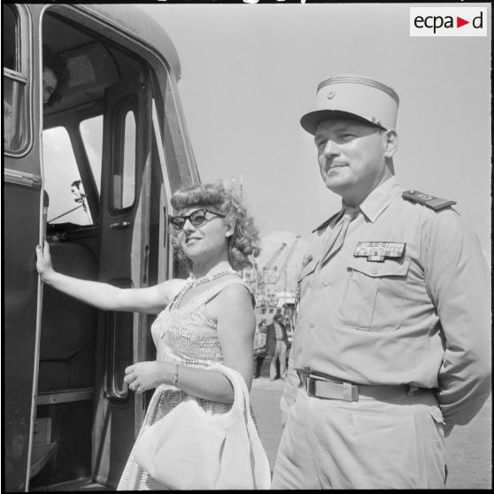 Portrait du capitaine Ganguillot, commandant la Section administrative spécialisée (SAS) de Miliana, aux côtés de son épouse.