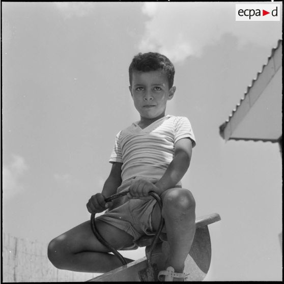 Portrait d'un jeune garçon à l'école professionnelle de Miliana.