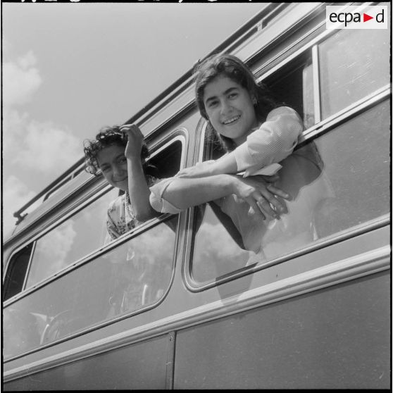 Deux jeunes filles de l'école professionnelle de Miliana à bord de l'autocar qui les mènera jusqu'au port d'Alger.