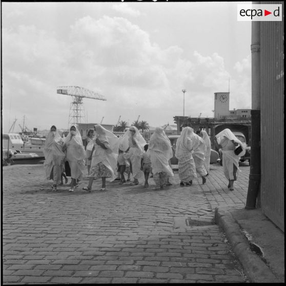 Les mères des jeunes filles de l'école professionnelle de Miliana à leur arrivée sur le port d'Alger.