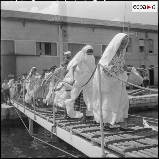 Embarquement sur le port d'Alger des jeunes filles de l'école professionnelle de Miliana, accompagnées de leurs mères.