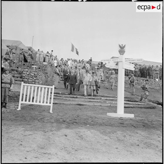 Le général de Gaulle en visite au poste de Melaâb, dans l'Ouarsenis, tenu par le 6e régiment de chasseurs d'Afrique (6e RCA).