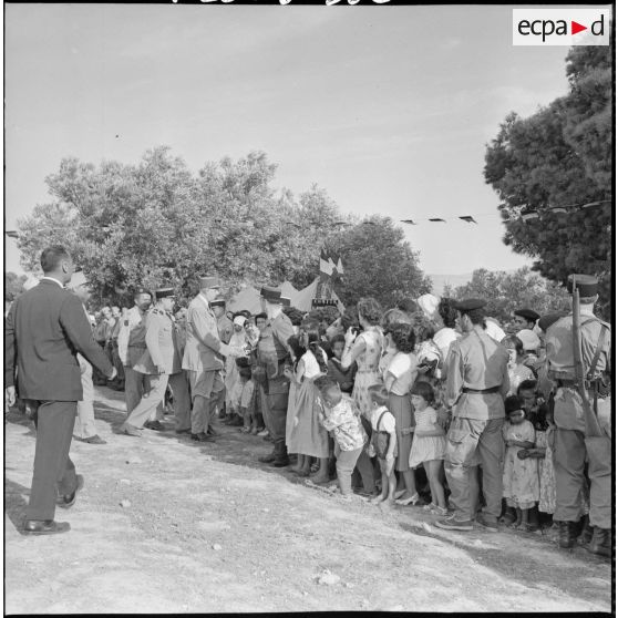 A Renault, la population a réservé un accueil enthousiaste au général de Gaulle.