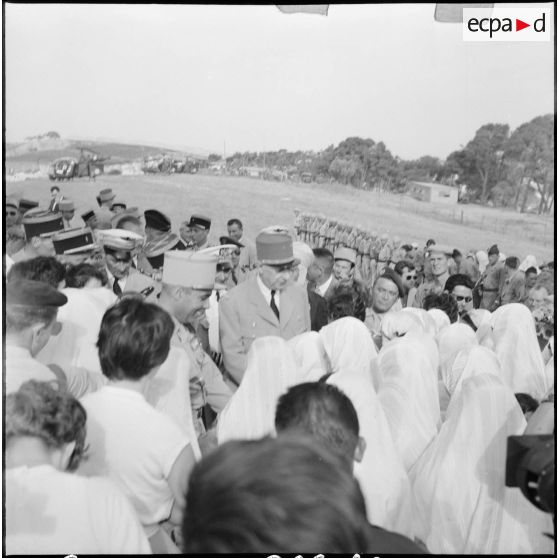 Le général de Gaulle au milieu de la foule enthousiaste du village de Renault.