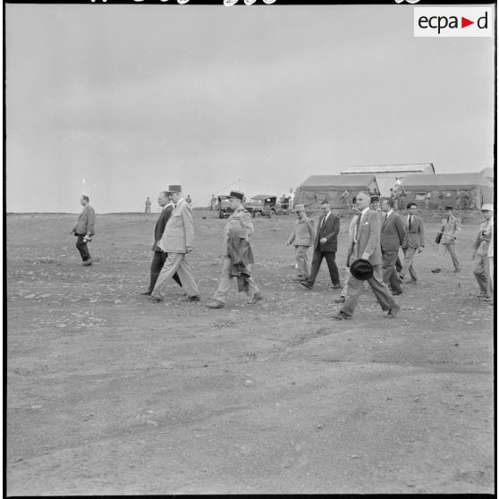 Le général de Gaulle quitte le poste de commandement (PC) du poste de El Melaâb, dans l'Ouarsenis.
