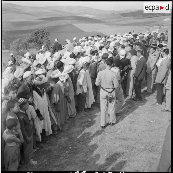 Le général de Gaulle au milieu de la foule enthousiaste du village de Renault.