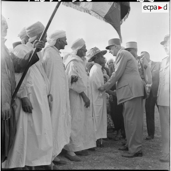Le général de Gaulle salue la population enthousiaste du village de Renault.