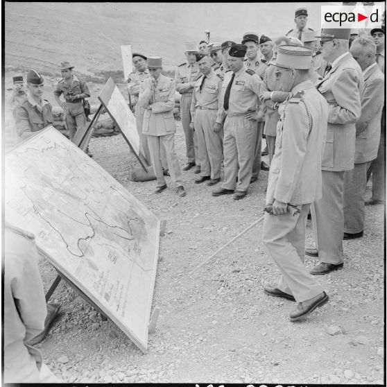 Le général Delpierre, commandant la Zone Ouest Constantinois (ZOC) et la 19e division d'infanterie (19e DI), expose au général de Gaulle la situation du secteur de Bordj Bou Arreridj.