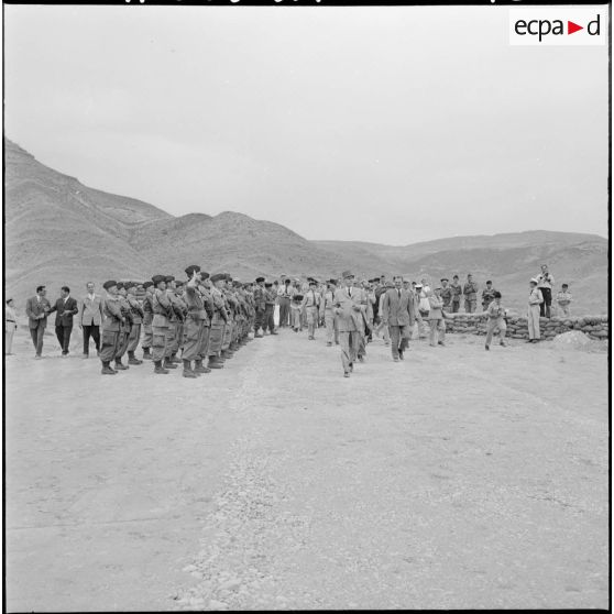 Le général de Gaulle en visite au poste de Maadid dans le Hodna, secteur de Bordj Bou Arreridj.