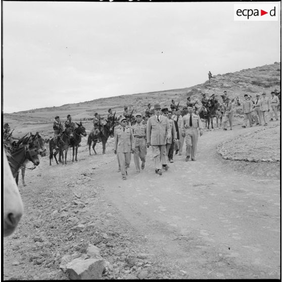 Le général de Gaulle en visite au poste de Maadid dans le Hodna, secteur de Bordj Bou Arreridj.