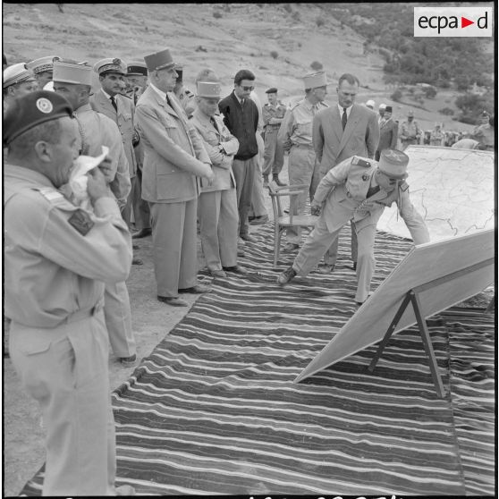 Le général de Gaulle en visite à Zemmora.