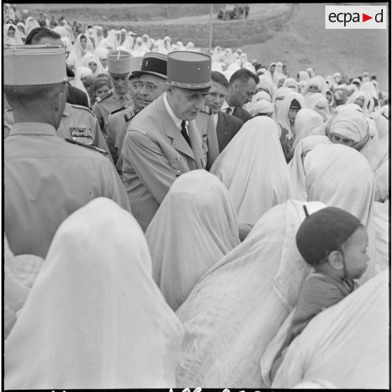 Le général de Gaulle en visite à Zemmora.