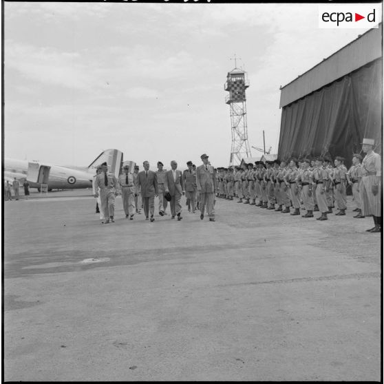 Arrivée du général de Gaulle à la base d'Orléansville.