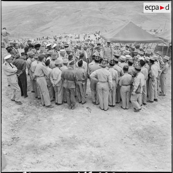 Le général de Gaulle s'entretient avec des officiers à Zemmora.