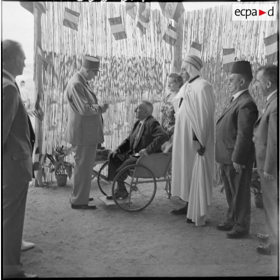 Le général de Gaulle s'enretient avec Monsieur Siegwald, président du Conseil général, et Monsieur Boualem Saïd, vice-président de l'Assemblée nationale.