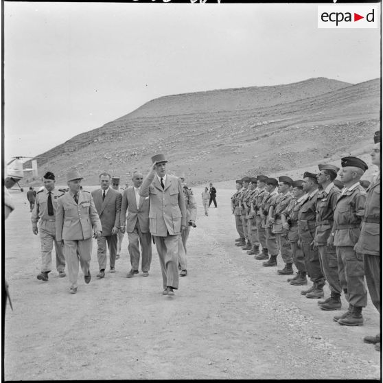 Le général de Gaulle passe en revue les troupes de la 19e division d'infanterie (19e DI).