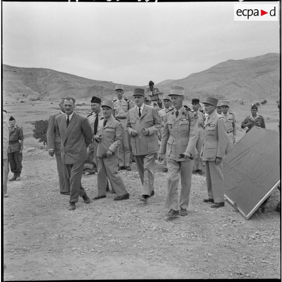 Le général Delpierre, commandant la Zone Ouest Constantinois (ZOC) et la 19e division d'infanterie (19e DI), expose au général de Gaulle la situation du secteur de Bordj Bou Arreridj.