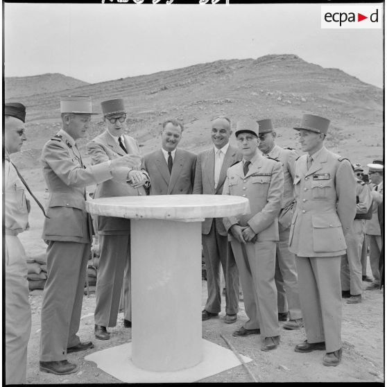 Le général Delpierre, commandant la Zone Ouest Constantinois (ZOC) et la 19e division d'infanterie (19e DI), expose au général de Gaulle la situation du secteur de Bordj Bou Arreridj.