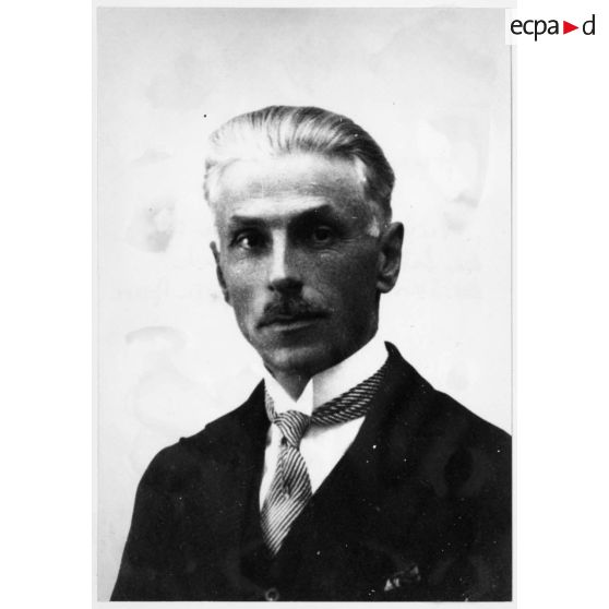 Henri Velu, vétérinaire capitaine, chef du laboratoire de Recherche du service de l'élevage du Maroc.