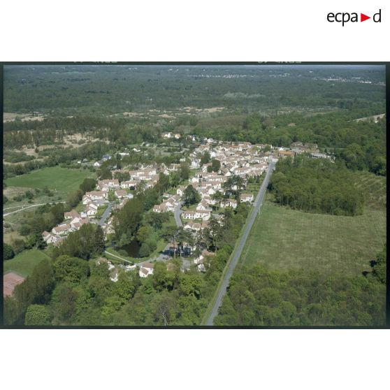 Asnières-sur-Oise (95). Vue générale sur un quartier pavillonnaire.