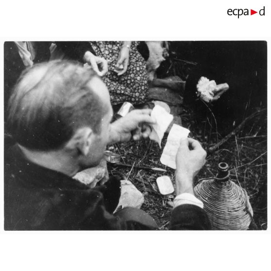 Réception d'un message par la résistance corse dans le maquis.