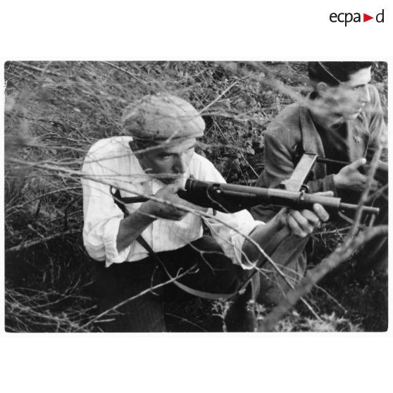 Résistants corses postés dans le maquis, armés de pistolets-mitrailleurs Sten Mk II.