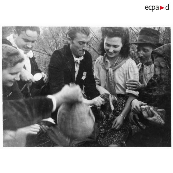 Des résistants corses se restaurent dans le maquis.