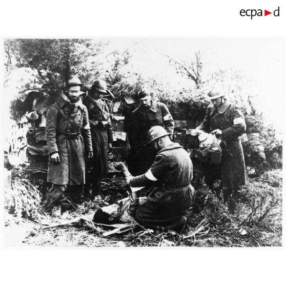 Libération de la Corse. Blessé soigné dans un poste de secours dans le maquis corse.