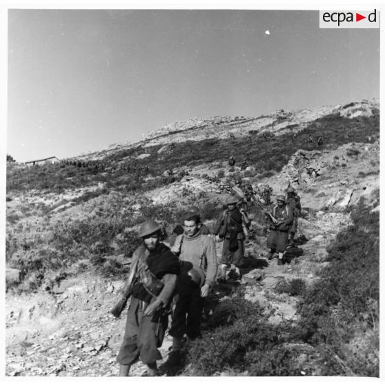 Résistant corse guidant des goumiers dans le maquis.