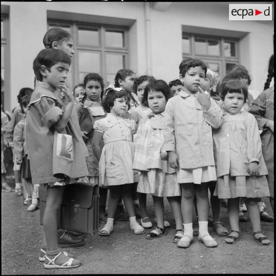 Les enfants rassemblés à l'extérieur de l'établissement attendent l'ouverture des salles de classes.