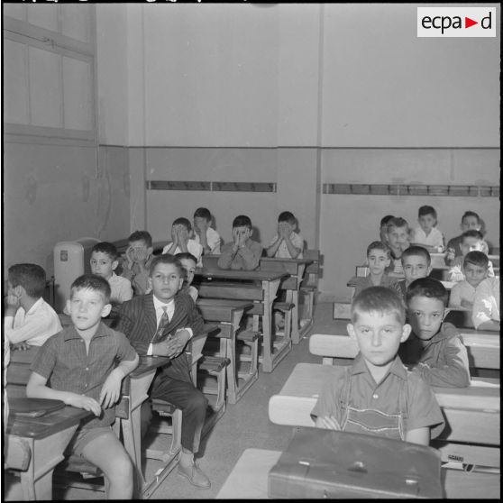 Première journée de travail dans une classe de garçons.