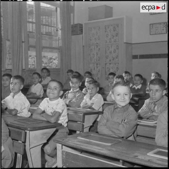 Première journée de travail dans une classe de garçons.