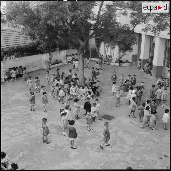 Les élèves dans la cour de l'école pendant la première récréation.