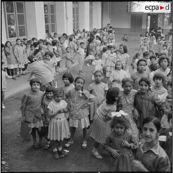 Les élèves dans la cour de l'école pendant la première récréation.