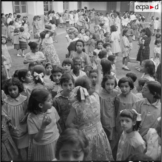 Les élèves dans la cour de l'école pendant la première récréation.