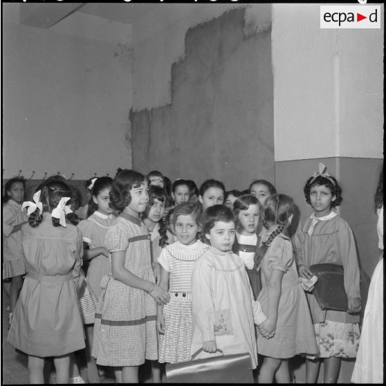 Les enfants rassemblés à l'intérieur de l'établissement attendent l'ouverture des salles de classes.