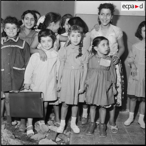 Les enfants rassemblés à l'intérieur de l'établissement attendent l'ouverture des salles de classes.