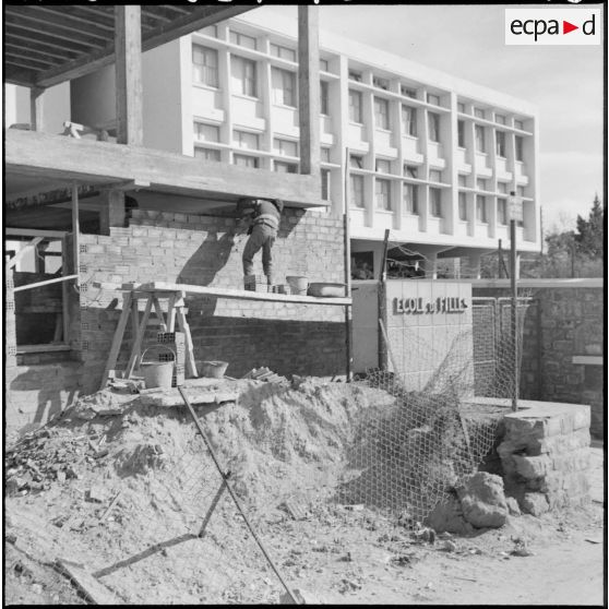 Construction d'une école de filles à la Redoute.